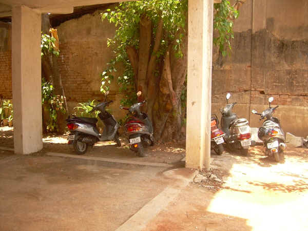 Parking02.JPG (32571 bytes)